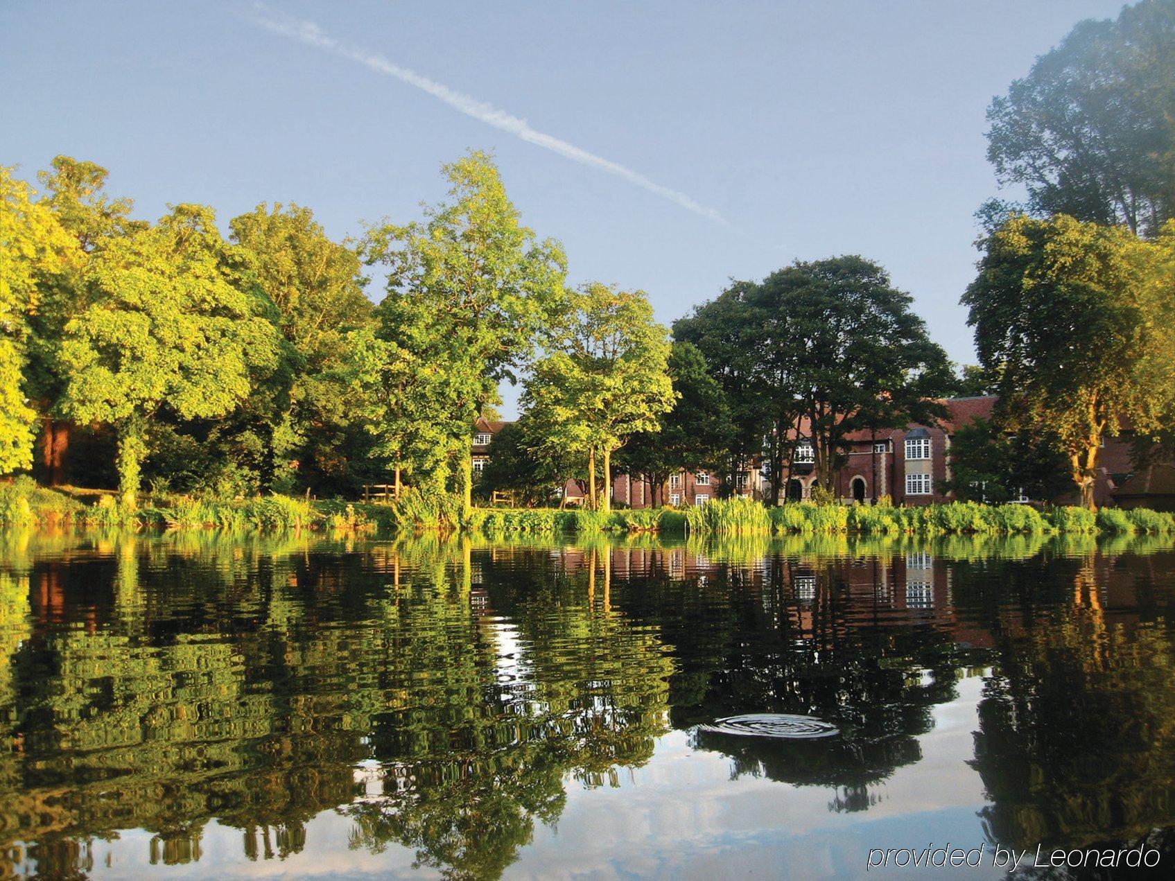 فندق لوتون هوو، وغولف أند سبا المرافق الصورة The lake in the town park